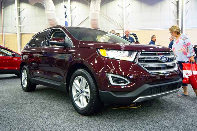 a maroon 2018 ford escape