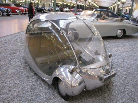 a silve oeuf electrique showing the round glass cabin