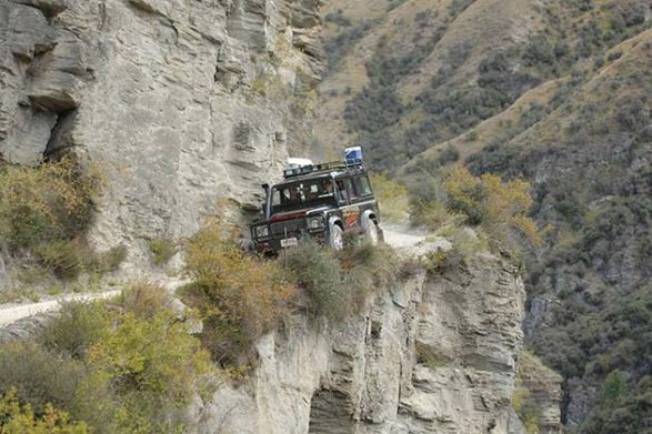 an off road vehicle manages to stay on the skippers canyon road with no guardrail