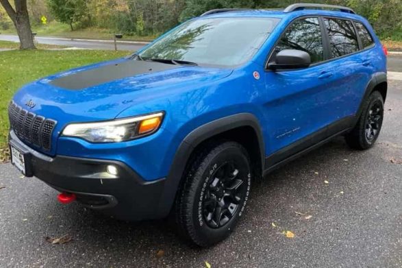 a blue 2019 jeep cherokee